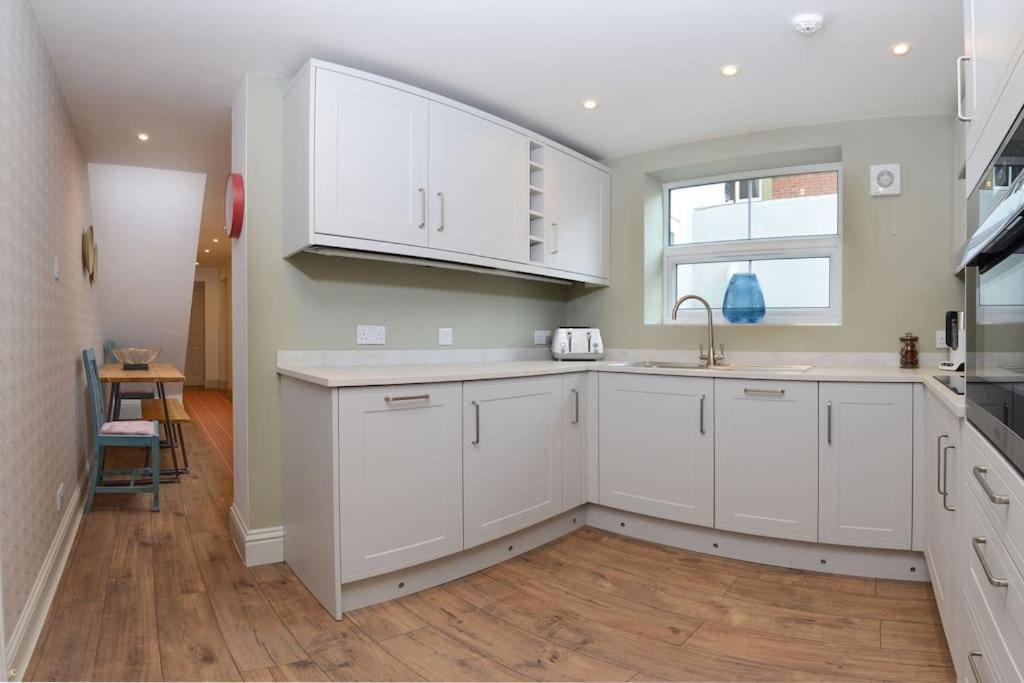 Apartment West With Free Parking Γουίτμπι Εξωτερικό φωτογραφία