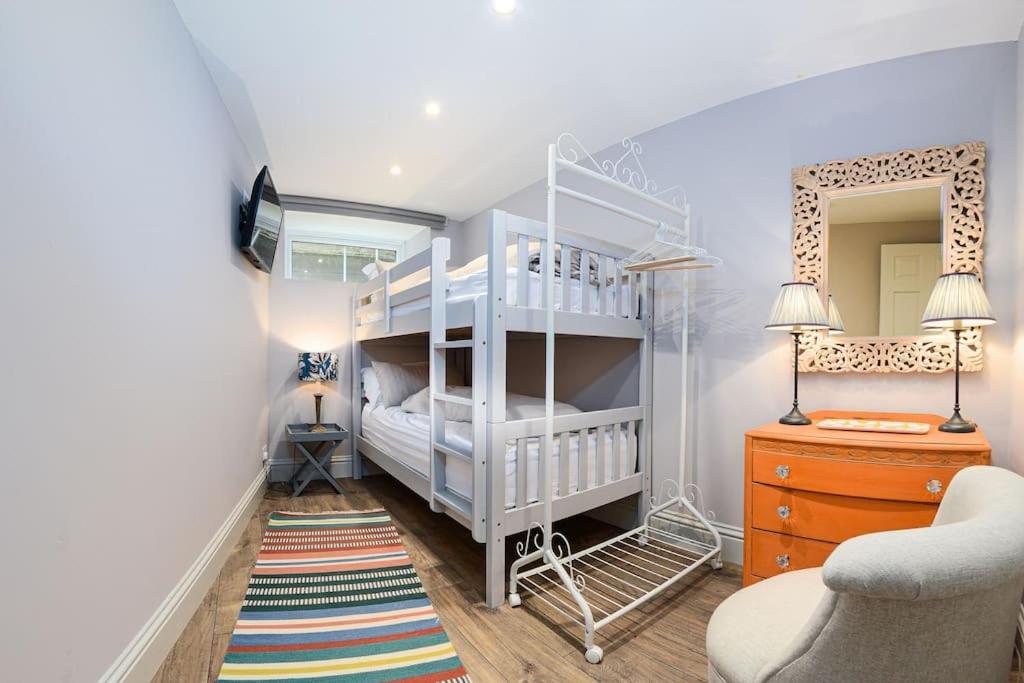 Apartment West With Free Parking Γουίτμπι Εξωτερικό φωτογραφία