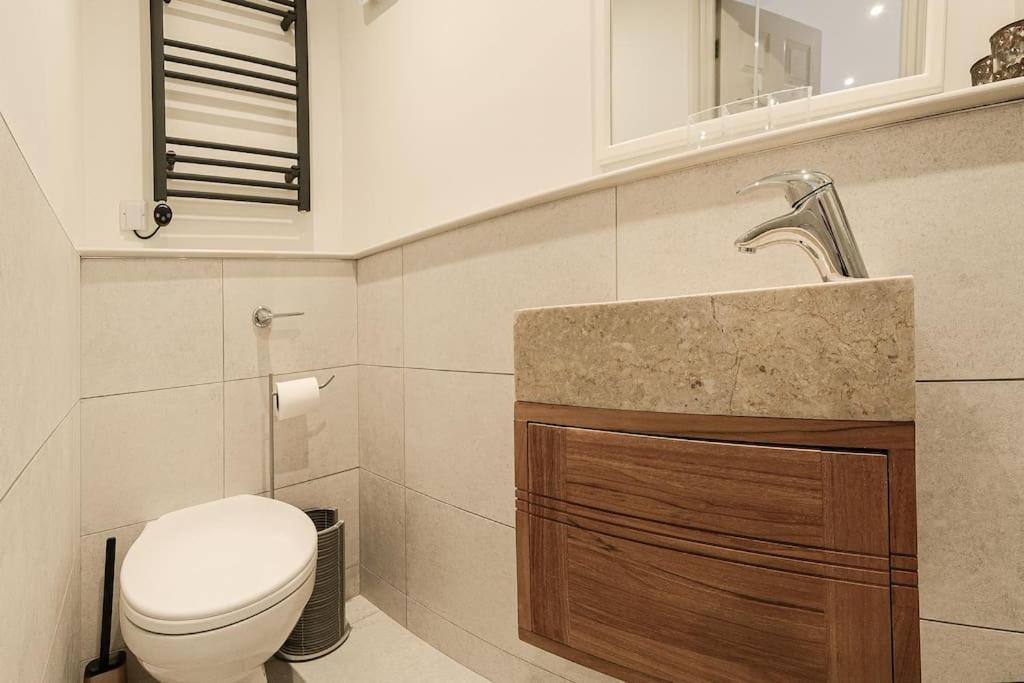 Apartment West With Free Parking Γουίτμπι Εξωτερικό φωτογραφία