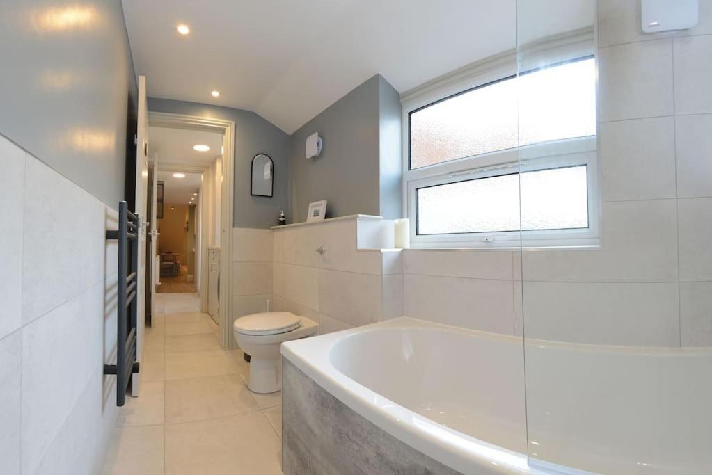 Apartment West With Free Parking Γουίτμπι Εξωτερικό φωτογραφία