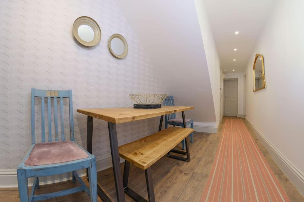 Apartment West With Free Parking Γουίτμπι Εξωτερικό φωτογραφία