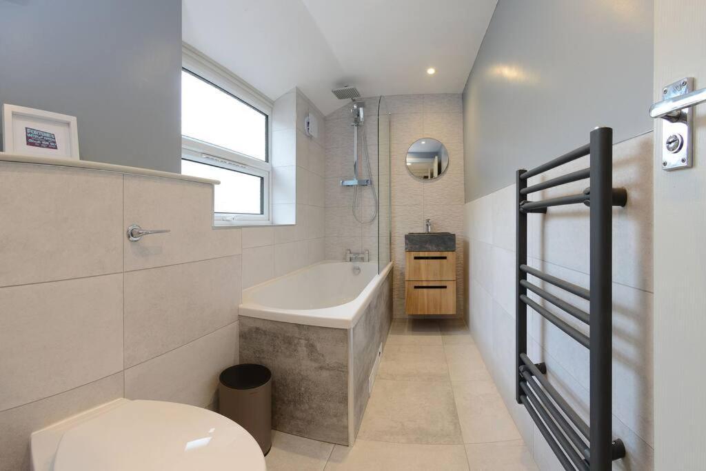 Apartment West With Free Parking Γουίτμπι Εξωτερικό φωτογραφία